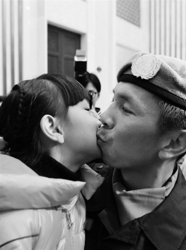 韋梓萱跟爸爸韋益毅。本報(bào)記者 魏志陽(yáng) 胡元勇
