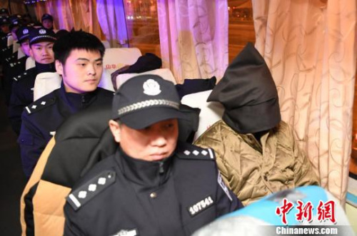 民警押解犯罪嫌疑人回長春?！埇?攝