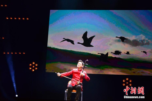 2018“文化中國·四海同春”慰僑演出2月28日晚在巴黎會議宮舉行，為旅法僑胞送上春節(jié)的文化大餐。能容納4000多人的劇場座無虛席，演員們的精彩演出博得滿堂喝彩。圖為著名二胡演奏家鄧建棟表演經(jīng)典曲目《鴻雁》。 <a target='_blank' >中新社</a>記者 龍劍武 攝