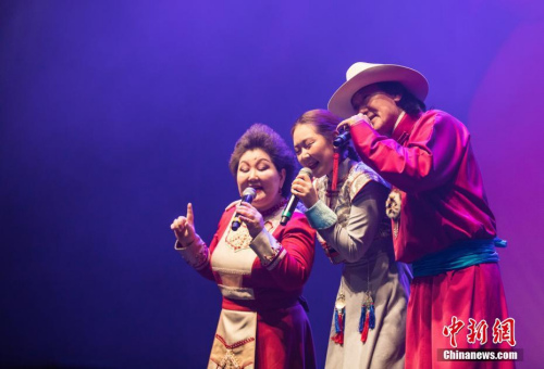 2月28日晚，“文化中國·四海同春”澳大利亞首站演出在墨爾本舉行。圖為布仁巴雅爾一家演唱歌曲《吉祥三寶》。 <a target='_blank' >中新社</a>發(fā) 苗丹青 攝