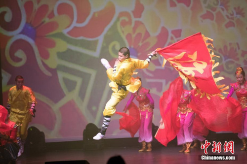 2月28日晚，“文化中國·四海同春”澳大利亞首站演出在墨爾本舉行。圖為河南嵩山少林寺武僧團現(xiàn)場表演。 <a target='_blank' >中新社</a>發(fā) 苗丹青 攝