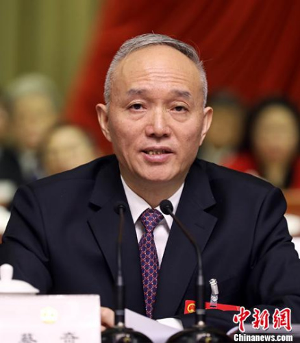 1月30日，中共中央政治局委員、北京市委書(shū)記蔡奇提出，要緊緊圍繞首都改革發(fā)展穩(wěn)定需要，加強(qiáng)重點(diǎn)領(lǐng)域立法，以良法促進(jìn)發(fā)展、保障善治；要拓寬和暢通社情民意表達(dá)和反映渠道。當(dāng)日，北京市第十五屆人民代表大會(huì)第一次會(huì)議閉幕。圖為蔡奇講話。<a target='_blank' >中新社</a>記者 戴冰 攝
