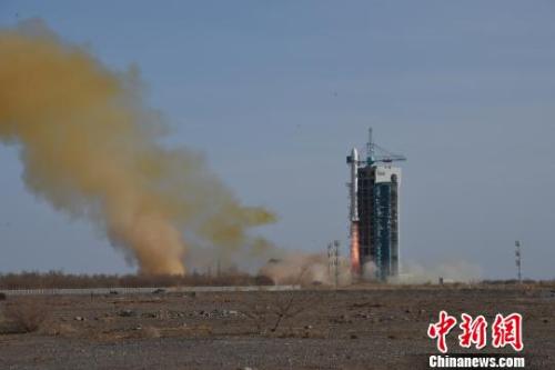 長征二號丁火箭在酒泉衛(wèi)星發(fā)射中心點火升空，成功將張衡一號以及其他六顆小衛(wèi)星送入預(yù)定軌道。(資料圖)謝誠靈 攝