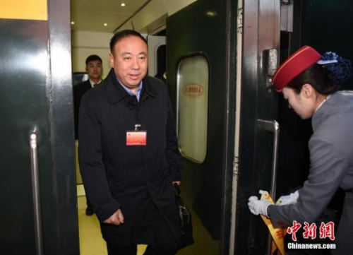 3月2日清晨，參加十三屆全國人大一次會議的黑龍江代表團乘坐火車抵達北京。 <a target='_blank' >中新社</a>記者 侯宇 攝