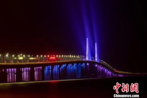 港珠澳大橋管理局13日回應(yīng)港珠澳大橋?qū)⒉扇　叭厝龣z”通關(guān)模式。圖為港珠澳大橋主體工程全線亮燈的燈光夜景?！￡懡B龍 攝