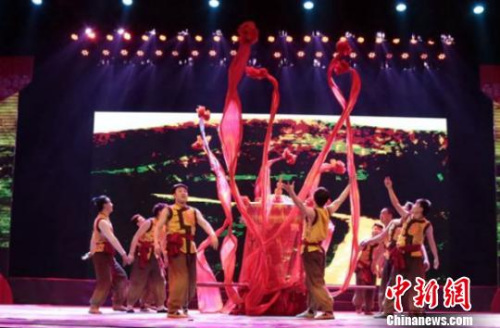 民俗舞蹈《轎子》閃亮登場(chǎng)，歡快的嗩吶、民間打擊樂(lè)和流行音樂(lè)融為一體，將太行老區(qū)人民結(jié)婚辦事的熱鬧場(chǎng)面完美呈現(xiàn)。山西省僑聯(lián)供圖
