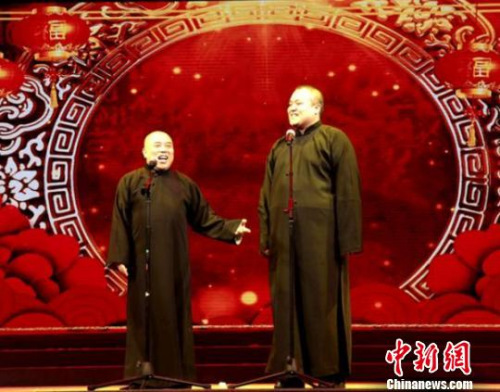相聲《歡歌笑語(yǔ)》山西曲藝團(tuán)李勇、吳桐表演，詼諧幽默、雅俗共賞，極具地方特色，談笑風(fēng)生中將山西的歷史文化融入其中。山西省僑聯(lián)供圖