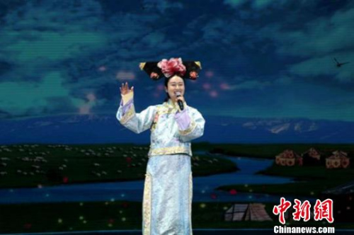 滿族女歌手八音赫赫身著滿族傳統(tǒng)服飾，用滿語(yǔ)演唱了《鴻雁》和《喜歌》。山西省僑聯(lián)供圖