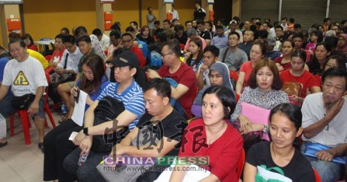 哥打峇魯中華小學(xué)210個(gè)學(xué)額在清晨6時(shí)30分前已額滿。（馬來西亞《中國(guó)報(bào)》）