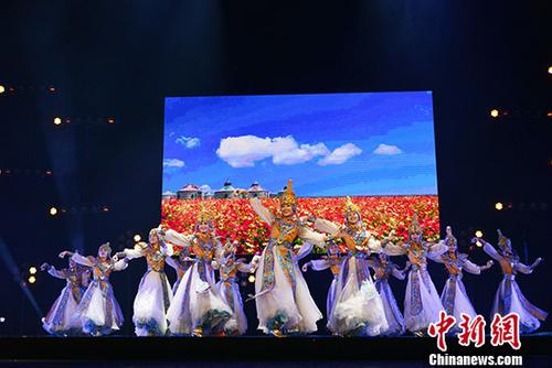 2018“文化中國·四海同春”慰僑演出2月28日晚在巴黎會議宮舉行，為旅法僑胞送上春節(jié)的文化大餐。 <a target='_blank' >中新社</a>記者 龍劍武 攝