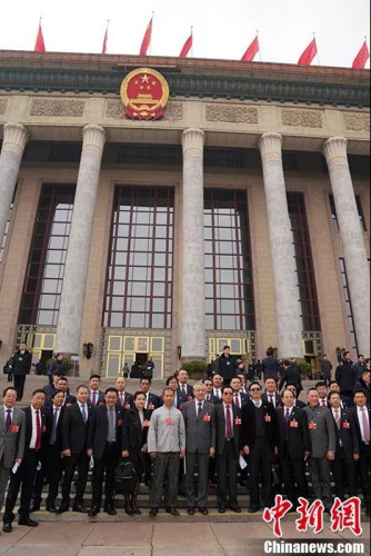 海外列席僑胞在人民大會(huì)堂前合影。 　　<a target='_blank' >中新社</a>記者 毛建軍 攝