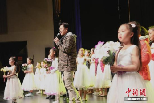 圖為演出彩排時，中國著名歌唱家蔡國慶與舊金山華人青少年齊唱《同一首歌》。 <a target='_blank' >中新社</a>記者 曾靜寧 攝