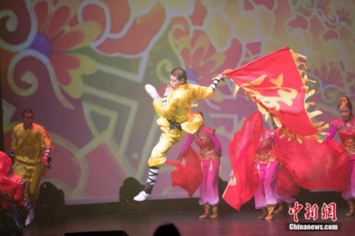  2月28日晚，“文化中國·四海同春”澳大利亞首站演出在墨爾本舉行。圖為河南嵩山少林寺武僧團現(xiàn)場表演。 <a target='_blank' >中新社</a>發(fā) 苗丹青 攝 