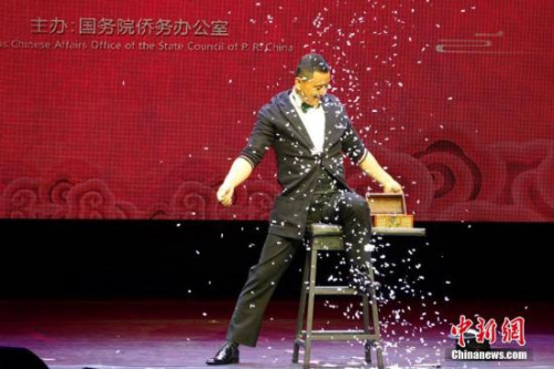 當(dāng)?shù)貢r(shí)間2月19日晚，“四海同春”藝術(shù)團(tuán)在London Palladium 劇院演出。圖為演員吳松濤表演魔術(shù)《變幻莫測(cè)》。 <a target='_blank' >中新社</a>記者 冉文娟 攝