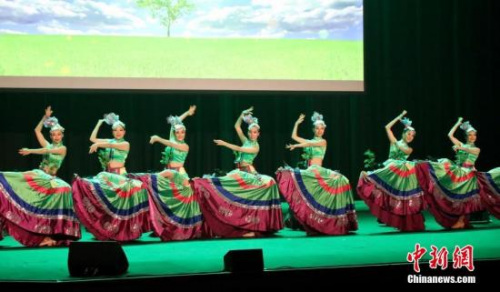 資料圖：3月2日晚，“文化中國·四海同春”第十次在悉尼上演。圖為悉尼當?shù)厝A星藝術團演員表演舞蹈。 <a target='_blank' >中新社</a>發(fā) 姜長庚 攝