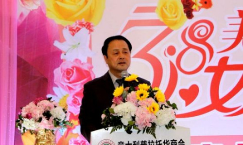 中國駐佛羅倫薩總領(lǐng)館王輔國總領(lǐng)事向婦女僑胞表示節(jié)日的祝福。(歐聯(lián)網(wǎng))