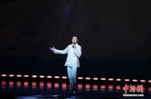 圖為著名歌唱家蔡國(guó)慶在演唱歌曲《三百六十五個(gè)祝福》。<a target='_blank' >中新社</a>記者 馬德林 攝