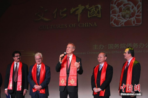圖為伊利諾伊州州長(zhǎng)布魯斯·勞納(右三)在演出開始前致辭。 <a target='_blank' >中新社</a>記者 馬德林 攝