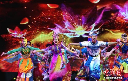 3月6日，“中國文化·四海同春”國僑辦大型慰僑演出演奏團(tuán)在菲律賓宿務(wù)怒放收官。演出團(tuán)大年初二啟程，歷時20天，先后在泰國、馬來西亞、菲律賓“一帶一路”沿線三國六城演出，每場平均觀眾3000人。圖為中國歌舞劇院演出的舞蹈《一路風(fēng)情嘉年華》。<a target='_blank' >中新社</a>記者 關(guān)向東 攝