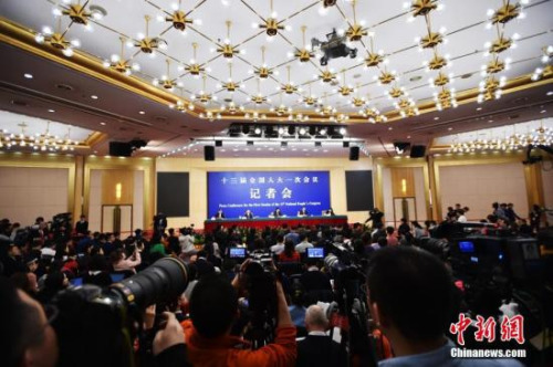 十三屆全國(guó)人大一次會(huì)議新聞中心于3月7日上午在梅地亞中心多功能廳舉行記者會(huì)，邀請(qǐng)財(cái)政部部長(zhǎng)肖捷，副部長(zhǎng)史耀斌、胡靜林就“財(cái)稅改革和財(cái)政工作”相關(guān)問題回答中外記者提問。<a target='_blank' >中新社</a>記者 李卿 攝