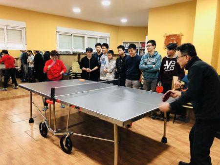學(xué)生們在上乒乓球課。（西班牙《歐華報(bào)》）