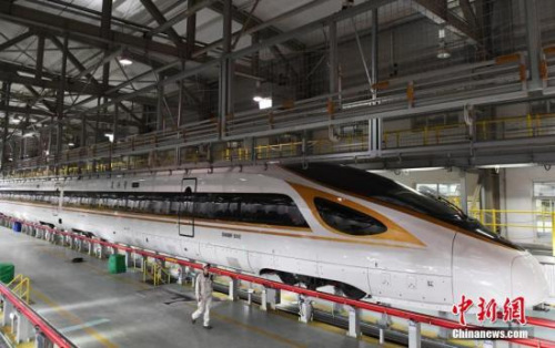 2月23日晚，由蘭州西開往廣州南的G834次動車組列車在蘭州西動車運用所進行檢修，這是“復興號”動車開進古絲綢之路重鎮(zhèn)蘭州參加的首個春運。 <a target='_blank' >中新社</a>記者 楊艷敏 攝