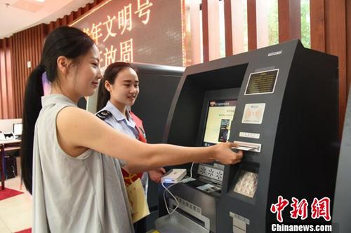 資料圖：2016年5月1日起，中國全面推行營業(yè)稅改征增值稅試點(diǎn)(簡稱營改增)，增值稅實(shí)現(xiàn)對(duì)國民經(jīng)濟(jì)三次產(chǎn)業(yè)全面覆蓋。圖為納稅人辦理業(yè)務(wù)。(浙江省國家稅務(wù)局供圖) <a target='_blank' >中新社</a>記者 鐘欣 攝