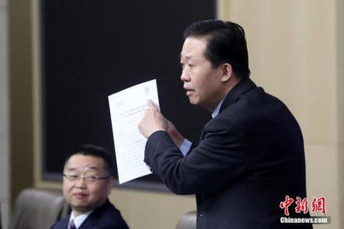 3月7日，十三屆全國人大一次會(huì)議新聞中心在北京舉行記者會(huì)，財(cái)政部部長肖捷，副部長史耀斌、胡靜林就“財(cái)稅改革和財(cái)政工作”相關(guān)問題回答中外記者提問。圖為肖捷回答記者提問。<a target='_blank' >中新社</a>記者 韓海丹 攝