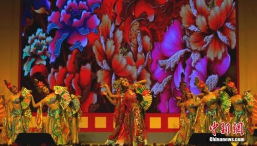 “文化中國(guó)·四海同春”國(guó)僑辦大型慰?jī)S演出轟動(dòng)馬尼拉。圖為中國(guó)歌劇舞劇院表演的舞蹈《貴妃醉酒》。<a target='_blank' >中新社</a>記者 關(guān)向東 攝