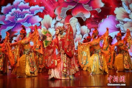 2月19日晚，2018年“文化中國(guó)·四海同春”大型慰?jī)S演出在泰國(guó)清邁舉行，為當(dāng)?shù)厝A僑華人及民眾獻(xiàn)上一場(chǎng)富有中國(guó)特色的新年“文化大餐”。圖為舞蹈《貴妃醉酒》。 <a target='_blank' >中新社</a>記者 王國(guó)安 攝