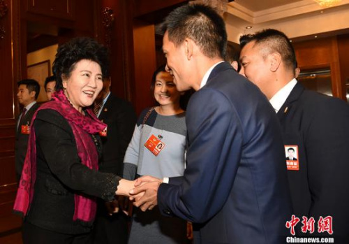 3月9日，國務(wù)院僑辦主任裘援平在北京會見列席全國政協(xié)十三屆一次會議的海外僑胞代表。 <a target='_blank' >中新社</a>記者 張勤 攝