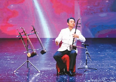 圖為著名胡琴演奏家楊積強表演胡琴聯(lián)奏《難忘的旋律》