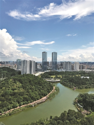 藍(lán)天白云下的江門市區(qū)，十分美麗。