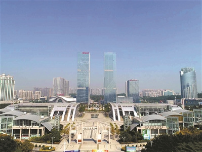 江門市蓬江區(qū)五邑華僑廣場一帶，充滿現(xiàn)代氣息。