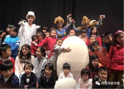 孩子們上臺與演員合影。（西班牙《歐華報》）