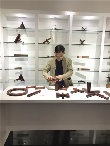 坐落在新會(huì)600多平方米的“魯班館”，首期陳列著87款的“榫卯結(jié)構(gòu)”，新會(huì)“魯班館”通過(guò)實(shí)物、圖紙等形式，展示中國(guó)傳統(tǒng)手工藝技術(shù)。圖為新會(huì)工匠盧貴星表演拆裝工藝。