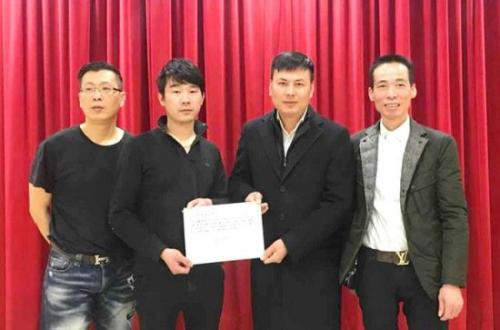 意大利威尼托華僑華人工商聯(lián)合會秘書長王士晃(右二)向困難家庭親友轉(zhuǎn)交善款。來源：歐聯(lián)網(wǎng)