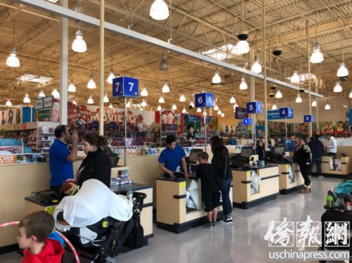 門店里有很多顧客在結(jié)賬。（美國《僑報》/王旖涵 攝）
