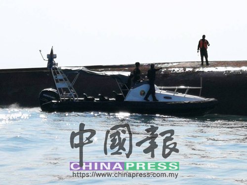 事故現(xiàn)場(chǎng)的救援船只。（馬來西亞《中國(guó)報(bào)》）