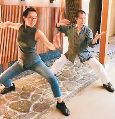洪衛(wèi)國在教日本友人學(xué)太極拳 洪衛(wèi)國在教日本友人學(xué)太極拳