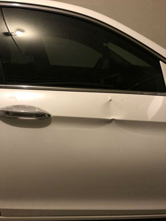 被損壞的車門。（美國《僑報》/李小姐提供）