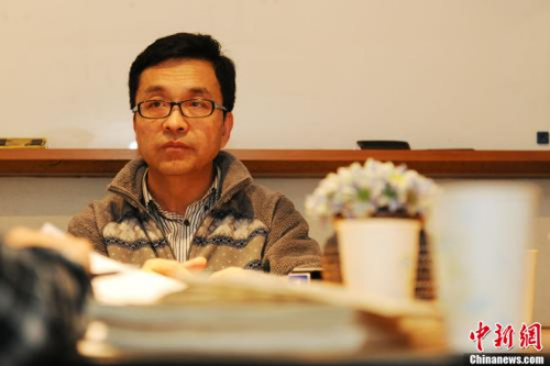2014年初，從事民間對(duì)日索賠20余年、被稱為“中國(guó)民間對(duì)日索賠第一人”的童增向媒體公開自己珍藏多年的萬封信件，“用鐵證揭露安倍的丑陋”。據(jù)悉，這些信件來自日本侵華戰(zhàn)爭(zhēng)受害者，信中控訴戰(zhàn)爭(zhēng)給他們帶來的苦難，要求侵略者道歉。圖為童增接受<a target='_blank'  >中新網(wǎng)</a>記者采訪。<a target='_blank'  >中新網(wǎng)</a>記者 張龍?jiān)?攝 鍏抽