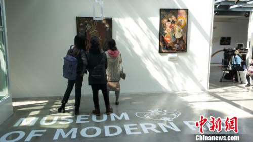 圖為市民參觀畫(huà)展。杜瀟瀟 攝