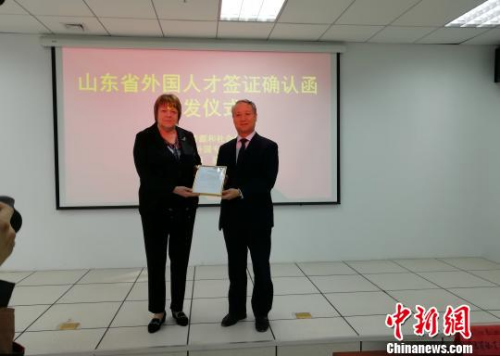 來(lái)自白俄羅斯的外國(guó)專家卡米莉婭·艾米莉婭，拿到了《外國(guó)高端人才確認(rèn)函》?！O婷婷 攝