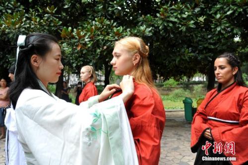 資料圖：在安徽大學(xué)龍河校區(qū)留學(xué)生院內(nèi)，留學(xué)生們身著漢服，用古老而又典雅的形式體驗(yàn)了中國(guó)尊師崇禮的傳統(tǒng)教育。<a target='_blank' >中新社</a>記者 韓蘇原 攝