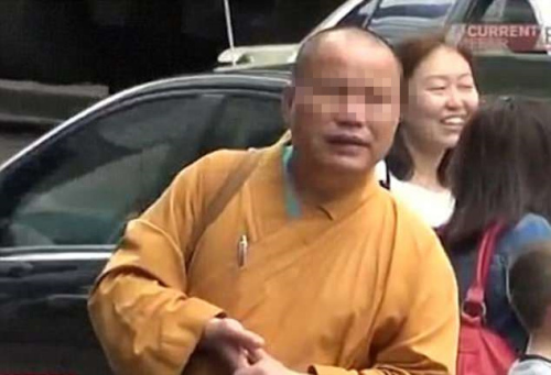 一些剃著光頭、穿著黃袍的中國男子假扮僧人，在珀斯街上“化緣”，欺騙那些無知的居民。(來源：澳洲新聞網(wǎng))