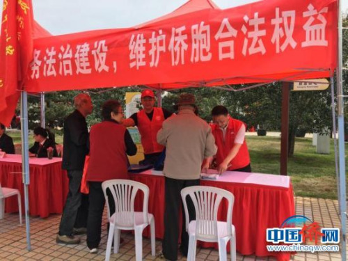蘇州市僑辦機(jī)關(guān)黨員廣場開展僑法服務(wù)活動(dòng)。(蘇州市僑辦供圖)