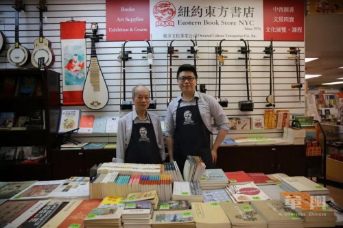 工齡最長的員工鐘鐵城老先生(左)與東方文化事業(yè)公司總經(jīng)理張施源合影。