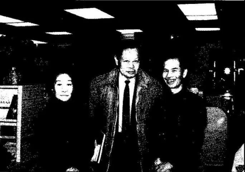 20世紀(jì)80年代，著名物理學(xué)家楊振寧(中)到訪書店。圖為楊振寧夫婦和劉振翼(右)。