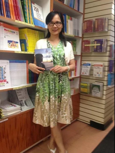 　旅美華人作家邱雯女士，目前她在美國歷史最悠久的女子中學(xué)(林頓豪女子中學(xué)，Linden Hall)任教。(圖片來自受訪者)